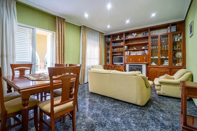 Chalet independiente con piscina privada, amplio jardín y 6 dormitorios en Bollullos de la Mitación — 3