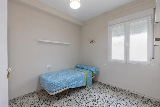 Piso de 3 dormitorios en calle milán, zaidín | muy luminoso y con gran potencial — 16