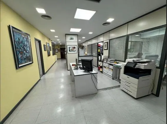 SE VENDE O ALQUILA OFICINA EN PLENO ENSANCHE DE 9 DESPACHOS Y 6 estaciones DE TRABAJO — 8