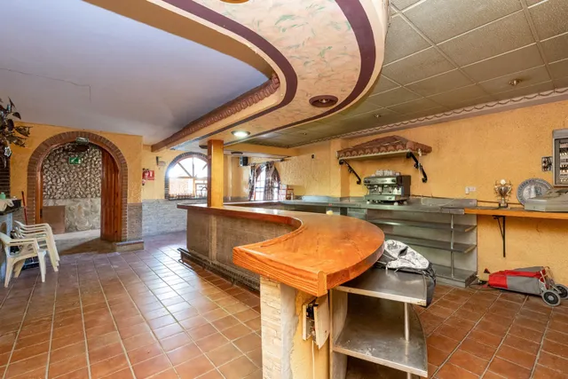 Terreno urbanizable, actualmente hay un restaurante. — 6