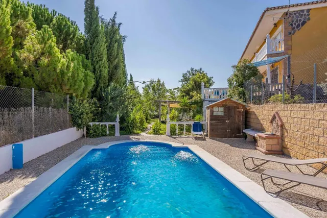 Finca muy bonita con 4 casas y piscina - foto 3