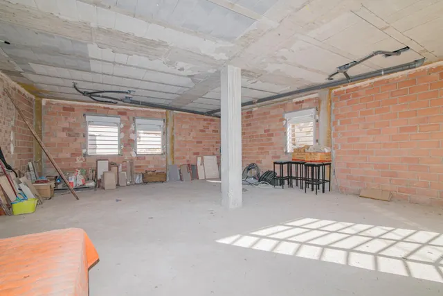 EDIFICIO EN VENTA EN MORALEDA DE ZAFAYONA — 49