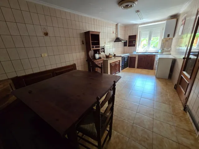 SE VENDE CASA EN VALENCIA DE DON JUAN, 2 PLANTAS, 5 HAB., 2 COCINA, BAÑO, ASEO, PATIO, COCHERA. — 3