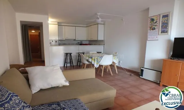 Apartamento soleado con terraza y plaza de aparcamiento en S