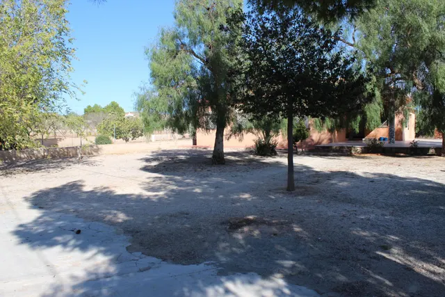 Te ofrecemos este chalet con casa de 200 metros cuadrados y 5.500 metros cuadrados de parcela! — 7