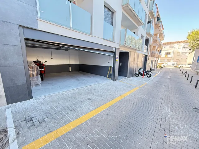 Magnífico piso a estrenar con terraza, piscina y garaje en el centro de Roses. — 20