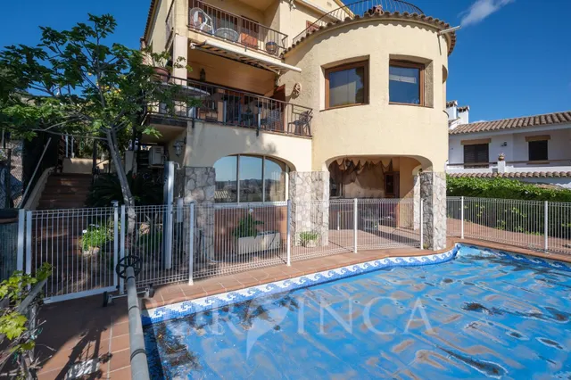 Villa con exclusivas vistas al mar, piscina y ascensor en Ca - foto 4