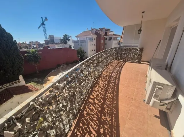 Luminoso piso de 2 dormitorios con amplia terraza y 2 garajes en Los Pacos, Fuengirola — 3