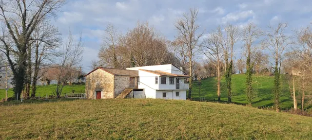 Amplia finca con varias edificaciones