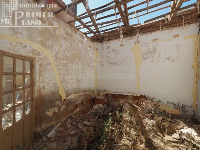 Se vende solar de 160 m2 con 22 metros de fachada en una de  - foto 2