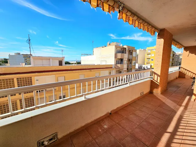 Apartamento en Torrevieja: 4 hab, 2 baños — 12