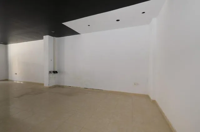 local comercial en avenida principal — 10
