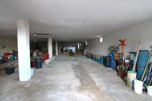 VILLA EN PIEGALLINA CON NAVE Y ALMACENES — 24