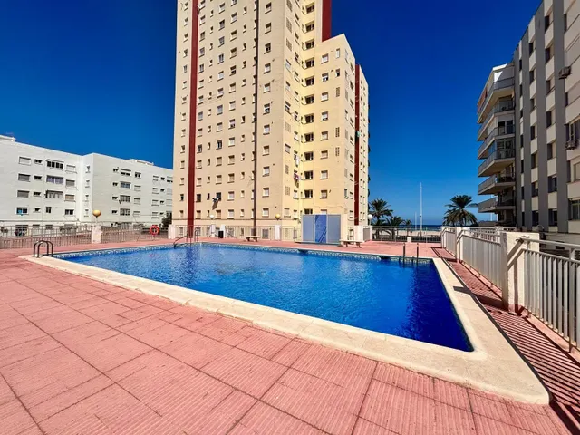 Apartamento en primera línea de playa de Gandia en residencial con piscina comunitaria, garaje y trastero. — 35