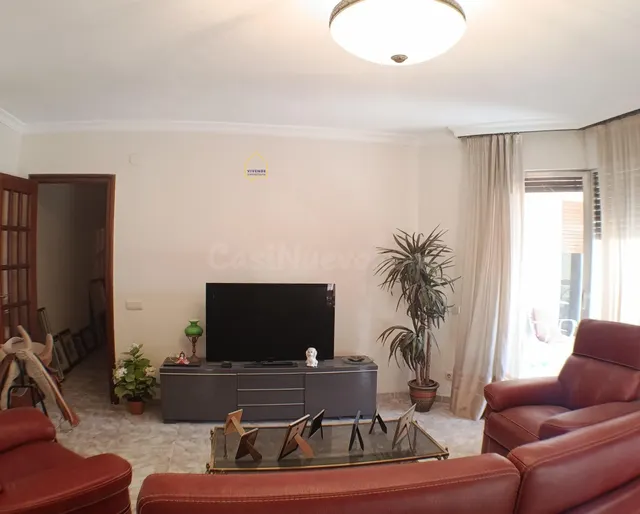 Piso de 4 dormitorios, terraza y garaje, en el centro de Lor