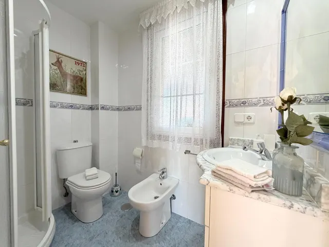 Casa con cuatro dormitorios, terrazas y amplio garaje en Oleiros — 27