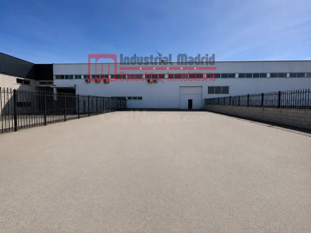 NAVE INDUSTRIAL EN VENTA CON PATIO PRIVADO Y OFICINAS