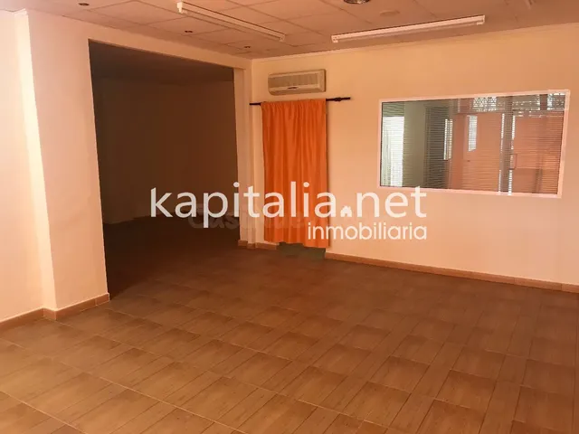 Local comercial en alquiler o venta en primera linea de Sant - foto 3