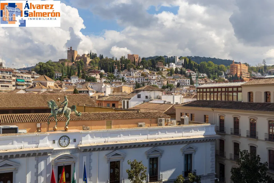 GRAN PISO EN PLAZA DEL CARMEN FRENTE AL AYUNTAMIENTO.