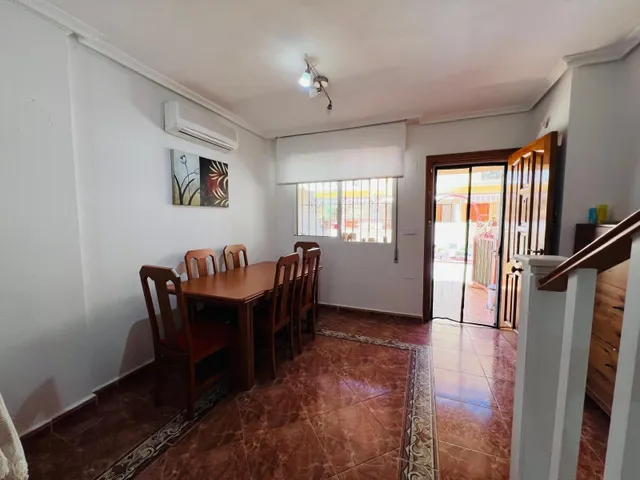 Chalet adosado de 3 dormitorios con garaje y piscina comunitaria en Playa Flamenca — 9