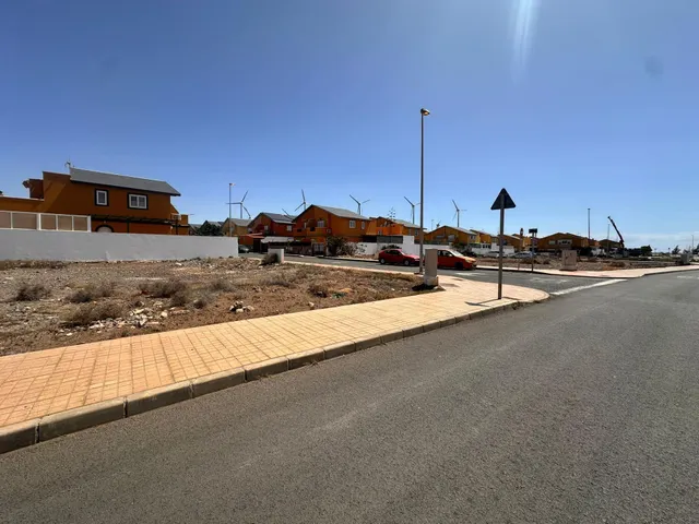 SOLAR URBANO EN EL CASTILLO DEL ROMERAL — 3