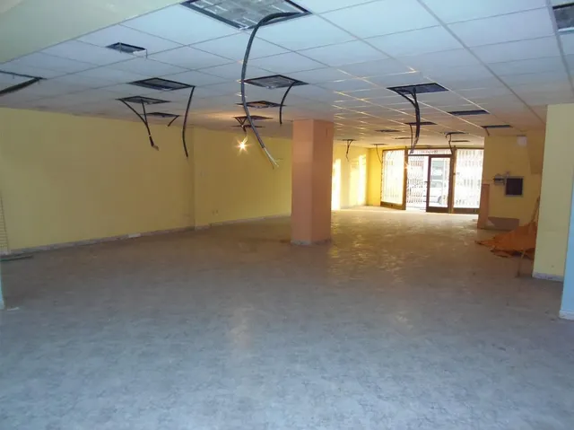 Se alquila local comercial con mucha fachada, muy cerca de El Corte Inglés y Parque Ribalta, frente — 6