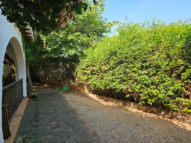 Alquiler anual  Chalet en zona Santa Lucía, con amplia parcela y todas las comodidades — 28