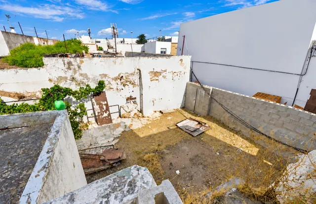 INCREIBLE CASA SOLAR EN PLENO CASCO URBANO PARA REFORMAR — 30