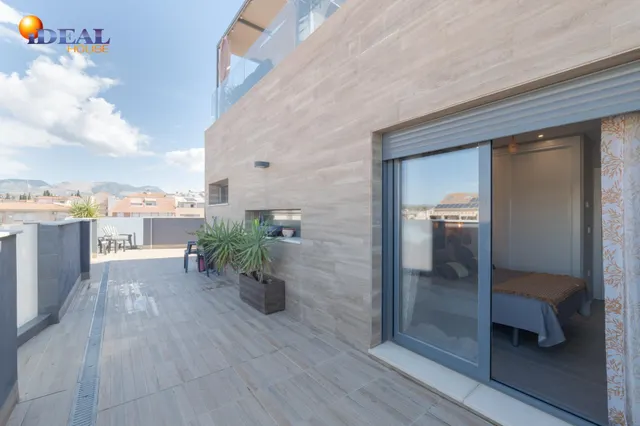 Ático dúplex con piscina en Maracena — 3