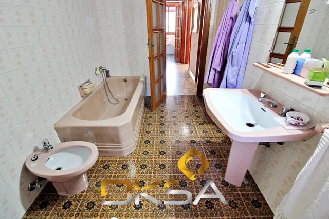 320 m2, 5 habitaciones y un salón de 80 m2: esto no es un piso, es casi un mundo aparte — 23