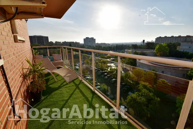 Luz, amplitud y confort familiar en este exclusivo piso esquinero en residencial con piscina, garaje y trastero — 3
