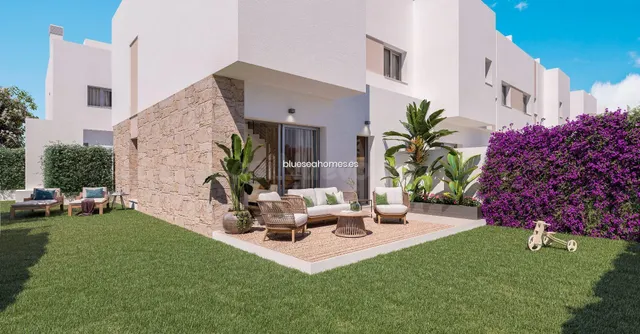 Venta de casa adosada con cuatro dormitorios en Churriana, M