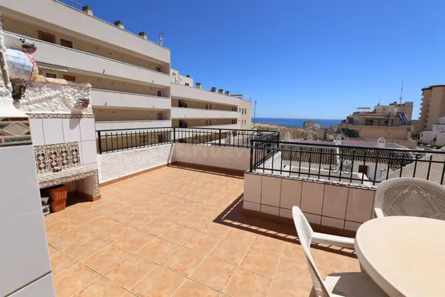 APARTAMENTO CON AMPLIA TERRAZA Y VISTAS AL MAR !!!