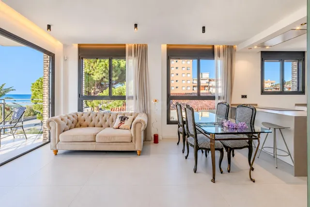 VIVIR FRENTE AL MEDITERRÁNEO: EXCLUSIVO PISO EN PRIMERA LÍNE - foto 2