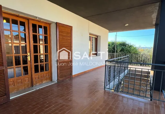 Chalet amplio con jardín y vistas en zona tranquila - foto 2