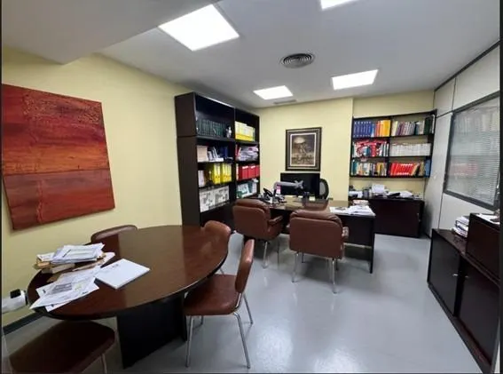 SE VENDE O ALQUILA OFICINA EN PLENO ENSANCHE DE 9 DESPACHOS Y 6 estaciones DE TRABAJO — 10