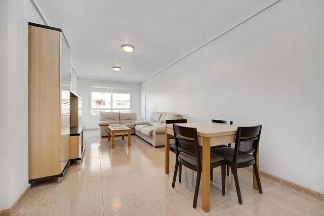 Venta de amplio apartamento seminuevo Ed.Torreaguas Torrevieja — 2