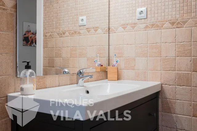 Casa esquinera con jardín privado y estilo inigualable — 31