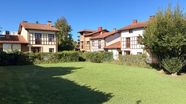 CHALET CON JARDIN Y GARAJE EN COMILLAS — 48