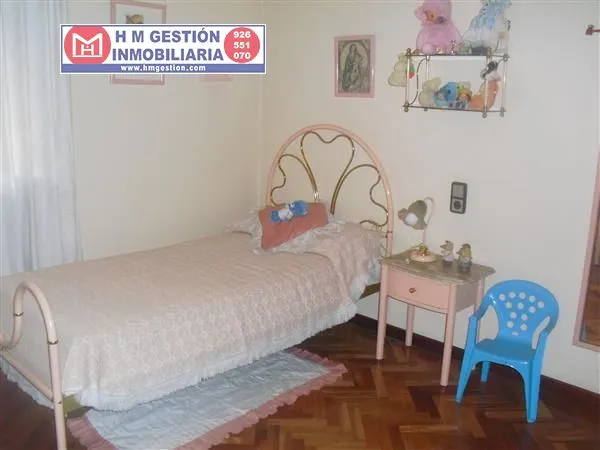 Casa en zona centro de Alcázar a 5 minutos de la Plaza de España, En planta baja.: Garaje para dos coches, 3 habitaciones, servicio, patio cubierto distribuidor, patio exterior de 50 m2 y cuarto de — 10