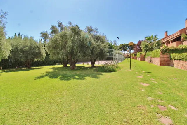 Exclusivo adosado en vistahermosa, Alicante — 439 m2 y dos grandes terrazas — 43