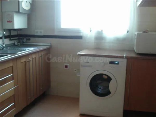 Ático de un dormitorio con amplia terraza, cocina independie - foto 2