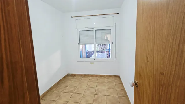 VIVIENDA EN PLANTA BAJA CON 2 VECINOS CON JARDÍN — 48