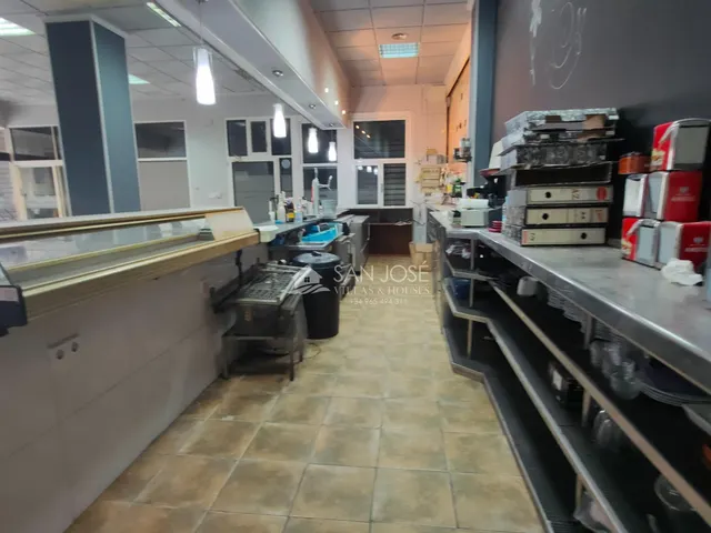 SE VENDE LOCAL CON CAFETERIA-BAR MONTADO CON LICENCIA EN BUENA ZONA DE NOVELDA — 29