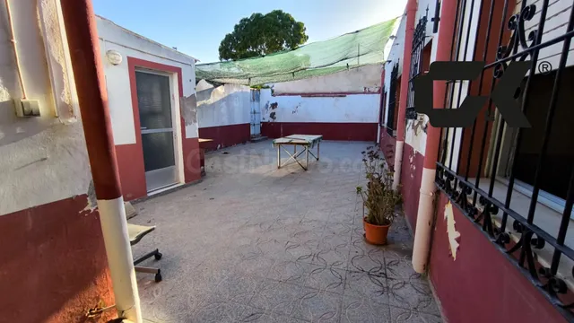 Casa en planta baja 218 m2 + solar urbano 353 m2 — Molino Ma