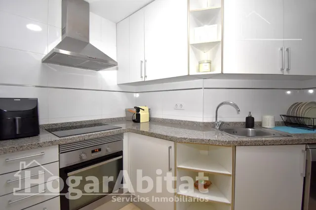 Seminuevo con piscina, garaje, trastero y terraza cerca del mar — 8