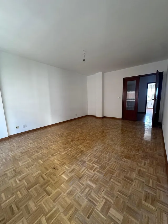 VENTA: Amplio Piso Zona Alta — 12
