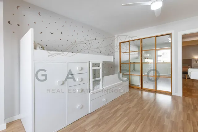 Comprar piso reformado con garaje junto a Plaza Xúquer — 38