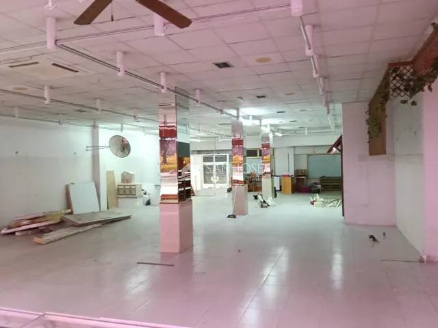 SE VENDE LOCAL COMERCIAL CON SOTANO PREPARADO PARA SUPERMERC - foto 2