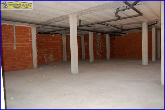 Amplio local comercial en planta baja y sótano con fachada a carretera — 10
